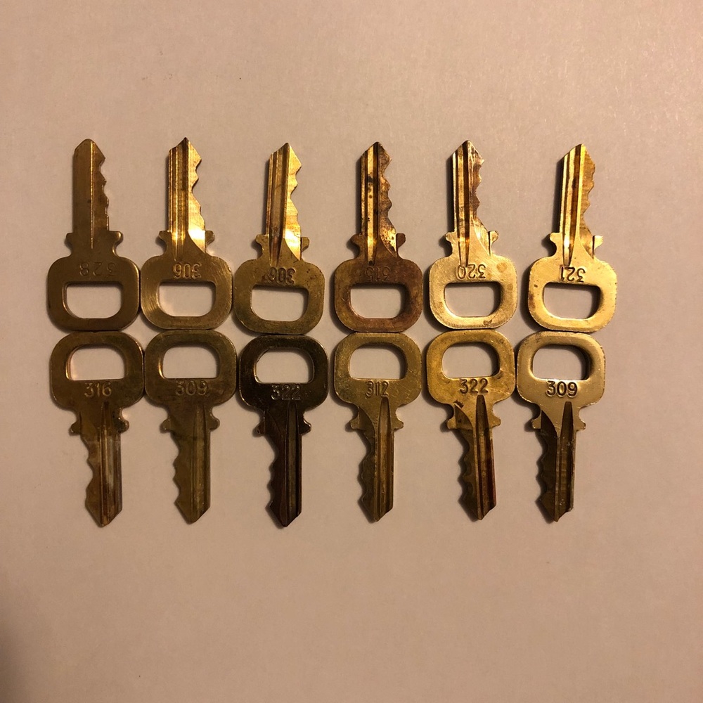 2 Louis Vuitton keys 301 $ 311